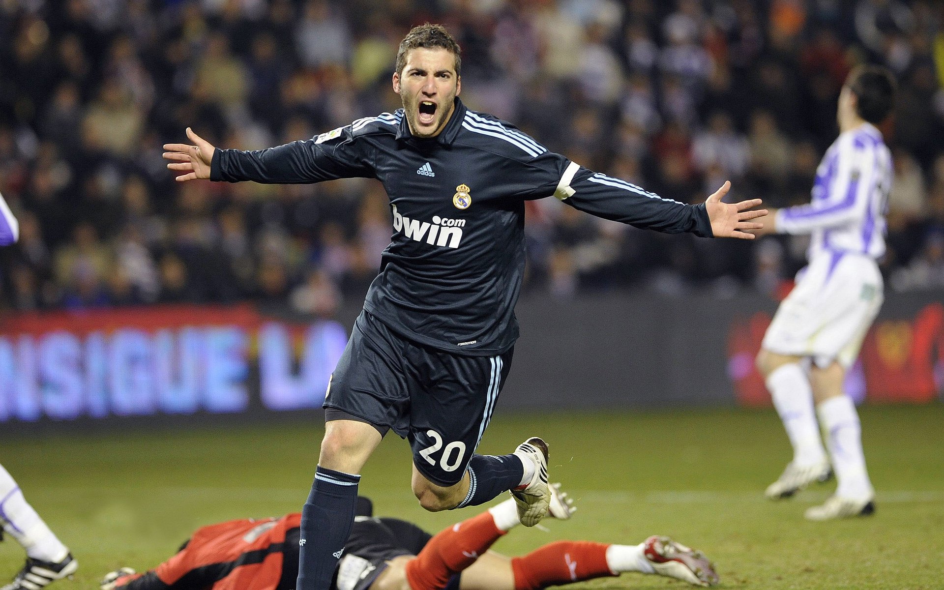 德甲节奏快如闪电：攻守互换，场面火爆！，德甲打法